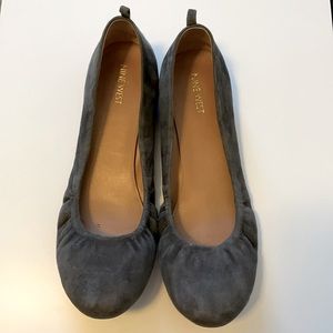 Carmeney Nine West Flats in Gray